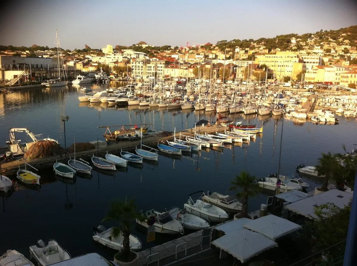 Spacious 2-Bed Apartment With Direct Port View, Free Parking La Ciotat