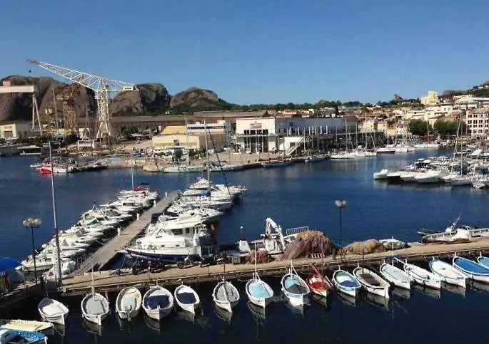 Spacious 2-Bed Apartment With Direct Port View, Free Parking La Ciotat