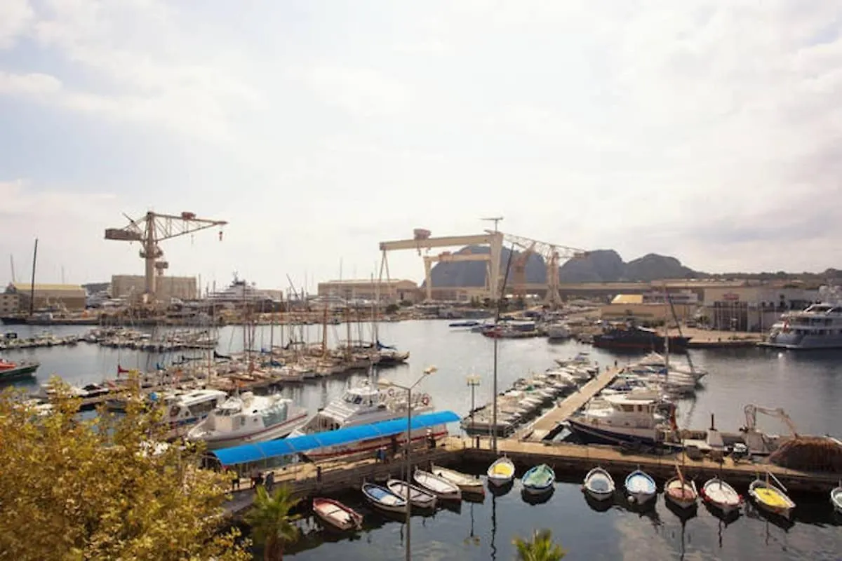 Spacious 2-Bed Apartment With Direct Port View, Free Parking La Ciotat France
